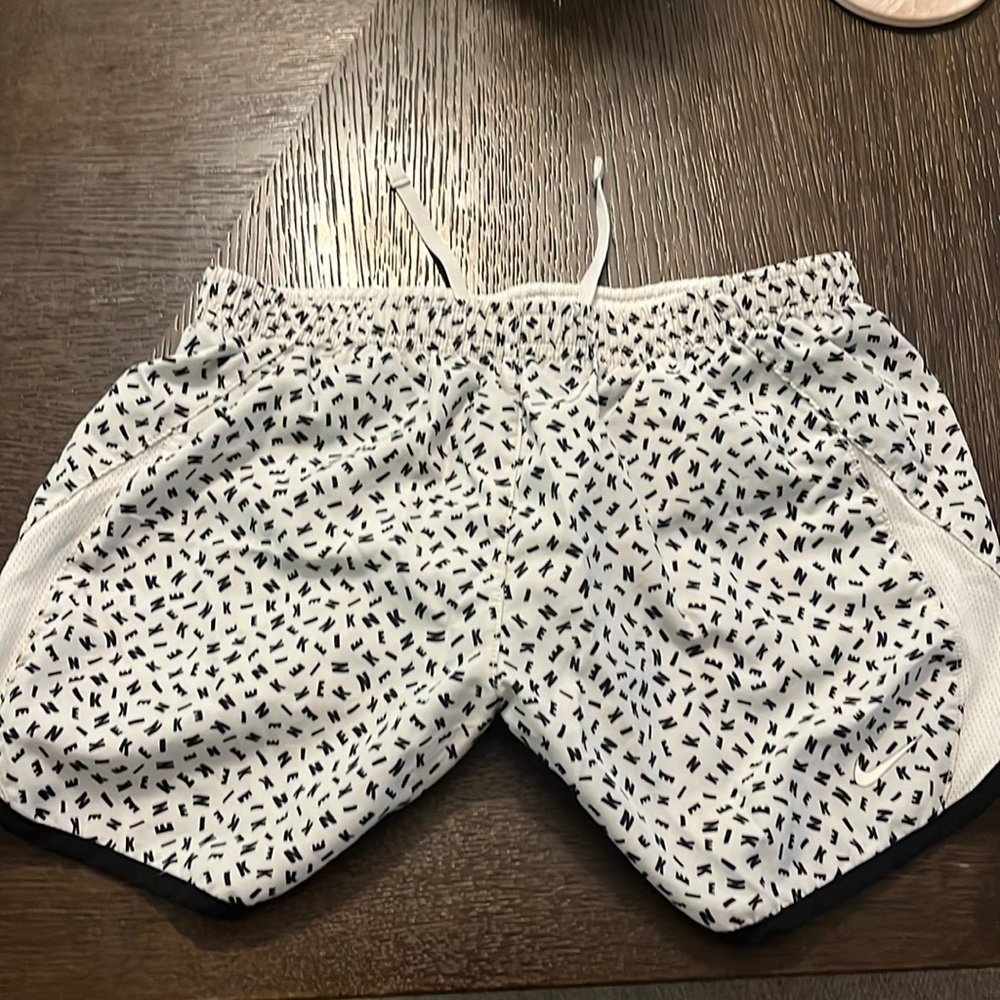 Practically new Nike shorts women, black and white don’t fit tight